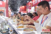 占卜分析“嗦粉”经济火热 中国多地“食力”出圈